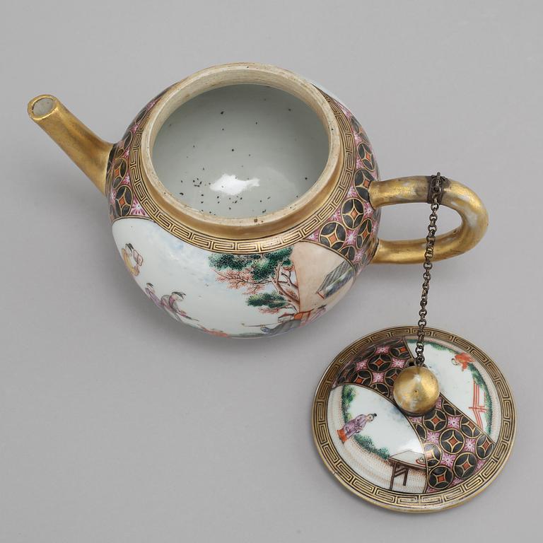 A chinese  teapot with cover, Qing dynasty, Qianlong (1736-95).