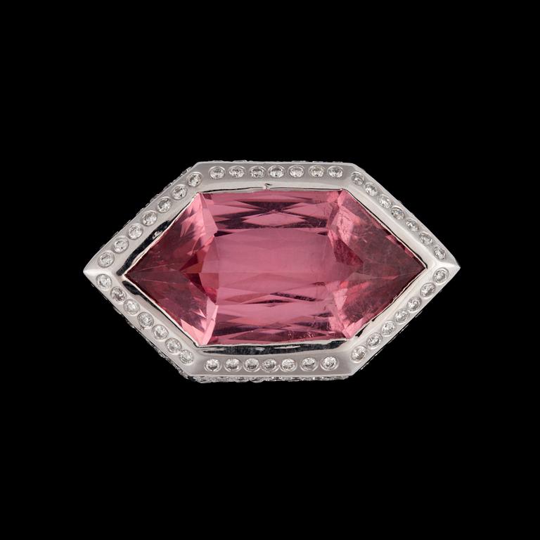 A facett cut tourmaline ring, app 32 cts set with brilliant-cut diamonds, tot. app. 3.20 cts.
