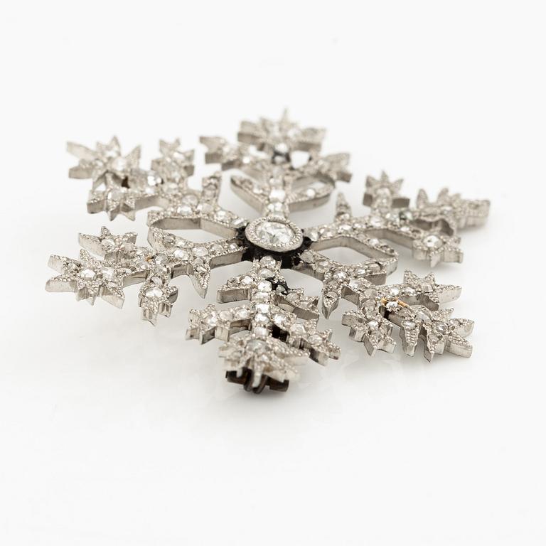 Brosch i form av en snöflinga, design av Alma Pihl, för Fabergé.