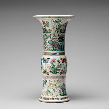 599. A famille verte Gu shaped vase, Qing dynasty, Kangxi (1662-1722).