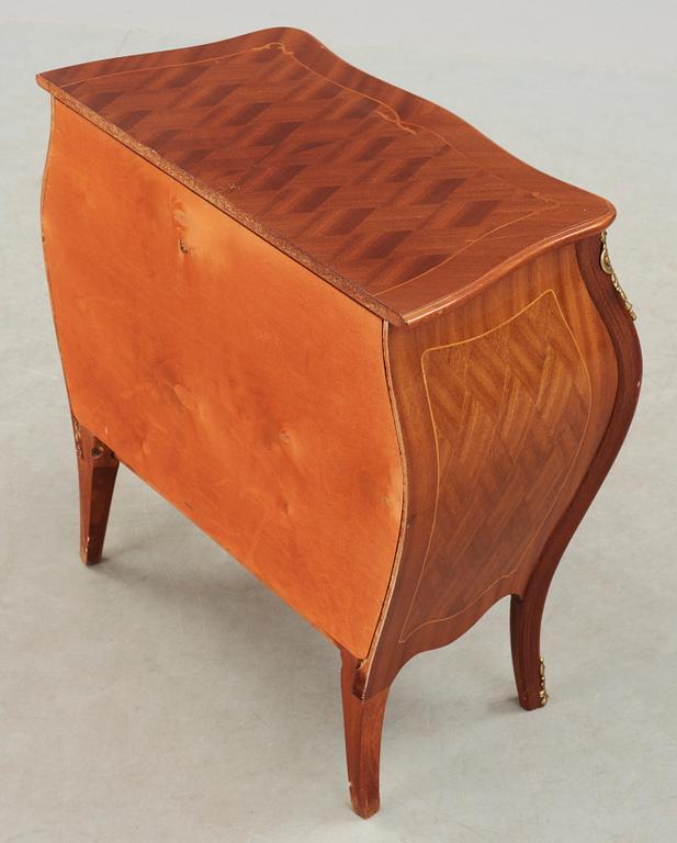 BYRÅ, rokokostil, 1900-talets andra hälft.