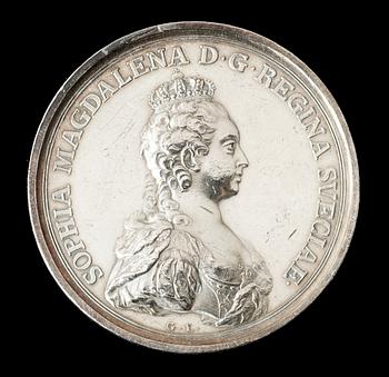 MEDALJ. Drottning Sofia Magdalenas kröning i Stockholms storkyrka 1772. Utförd av G. Liungberger. Silver 5,7 cm 69,6 g.