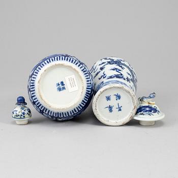 Two blue and white vases with covers, Qing dynasty, Qianlong (1736-95).