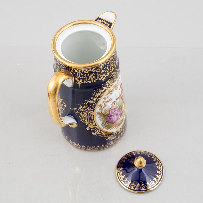 A porcelain coffee pot with a pair of cups with saucers, second half of the 19th century.