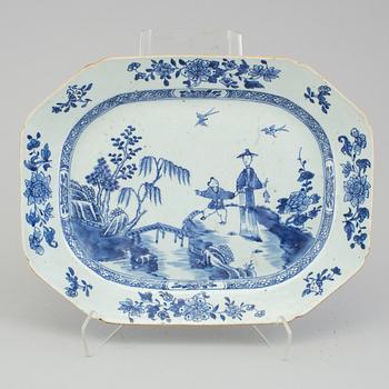 A beautiful Chinese blue and white porcelain figural platter, Qing dynasty, Qianlong (1736-95).