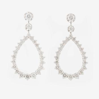 Drop-shaped earrings with brilliant-cut diamonds.