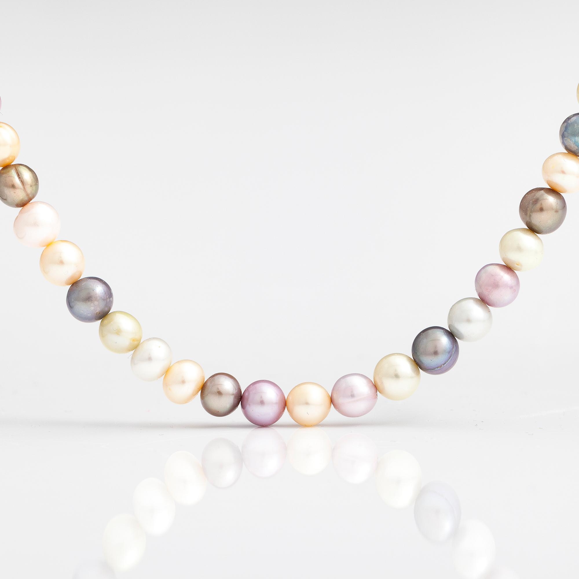A pearl collier with cultured pearls and a metal and glass clasp.