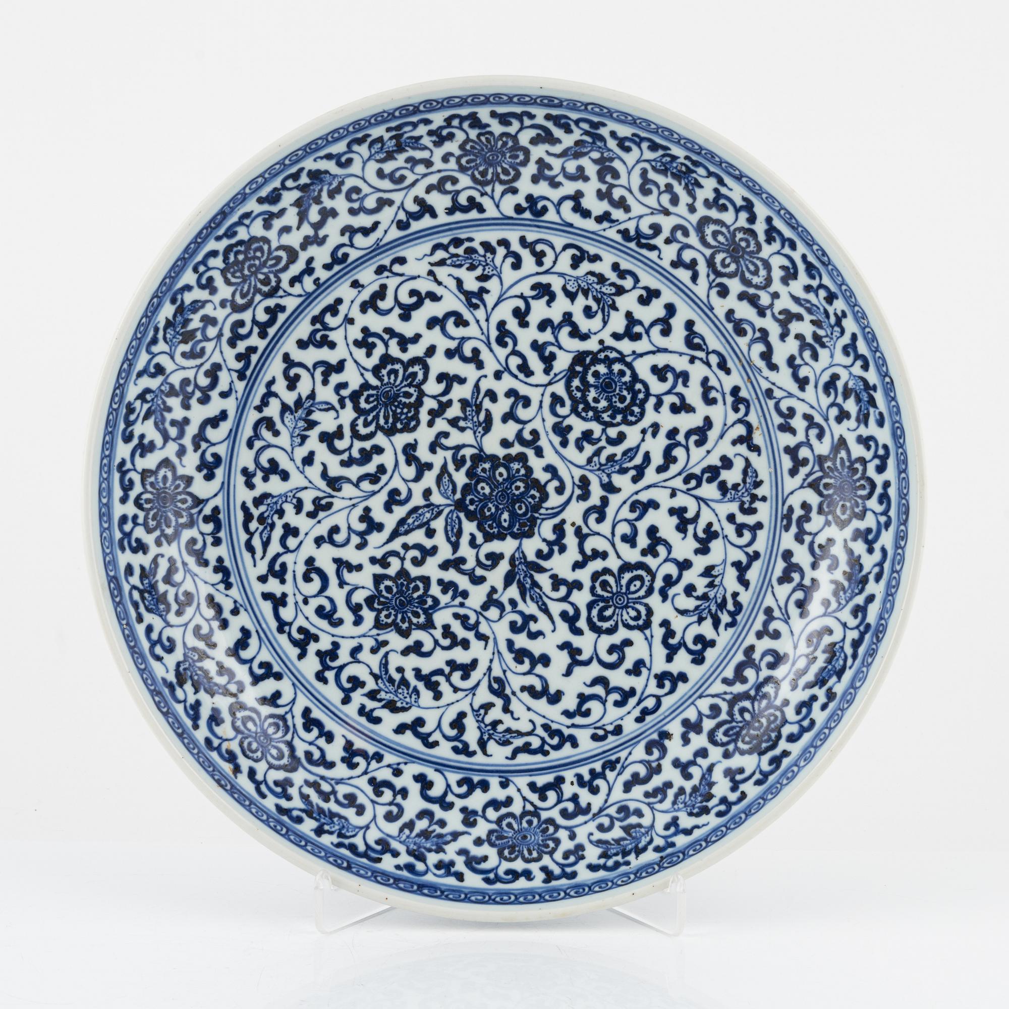 A blue and white porcelain bowl and dish, China, early 20th century.