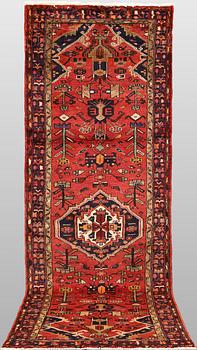 Gallerimatta, Hamadan, ca 313 x 106 cm.