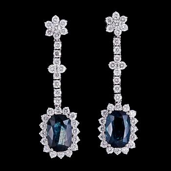 1257. A pair of greenish-blue sapphire, 3.95 /3.93 cts and brilliant cut diamond earrings, tot. app. 2 cts.