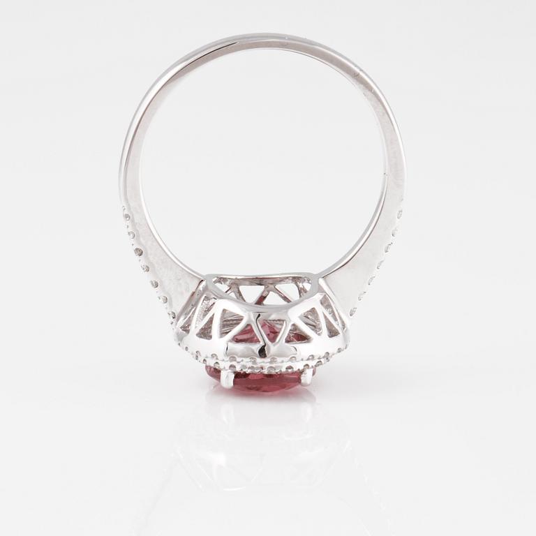RING, 18K vitguld med fasettslipad rosa turmalin ca 2.20 ct samt briljantslipade diamanter ca 0.35 ct. Vikt 4,5 gram.
