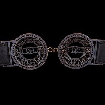 BÄLTE, brons, svart läder. Pentti Sarpaneva 1970-tal.