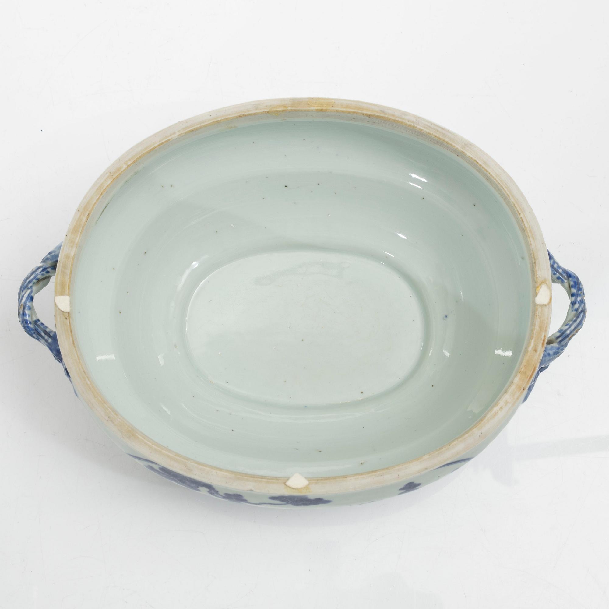 Terrin med lock, porslin. Qingdynastin, Jiaqing (1796-1820).