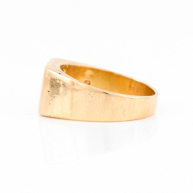 RING, 18 k guld, med briljantslipade diamanter. Totalvikt ca 8 gram.