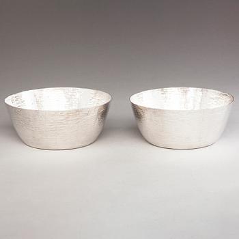 TAPIO WIRKKALA, SKÅLAR, 2 st, silver, stämpelsignerad TW, Kultakeskus 1973 samt 1995.