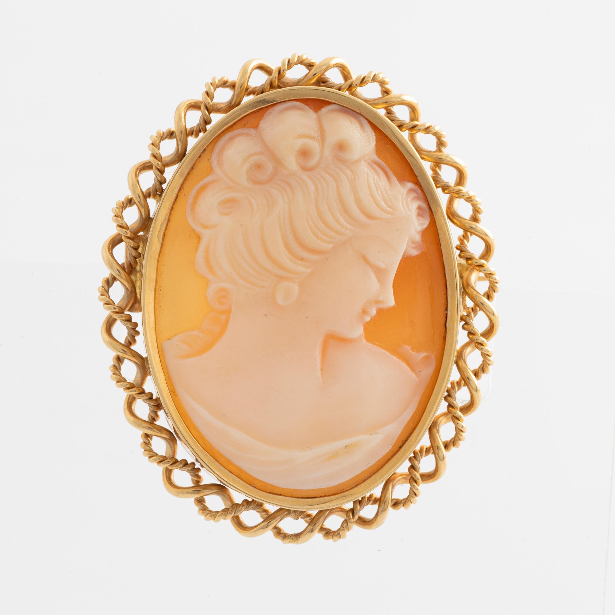 A demi-parure in 18K gold with sea shell cameos.