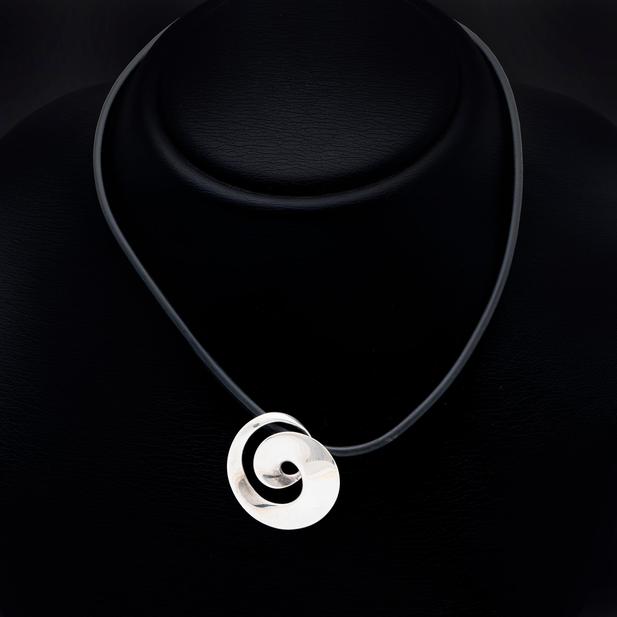 Georg Jensen necklace sterling silver and rubber design Mobius by Torun Bulow nr 443 original case. Bukowskis
