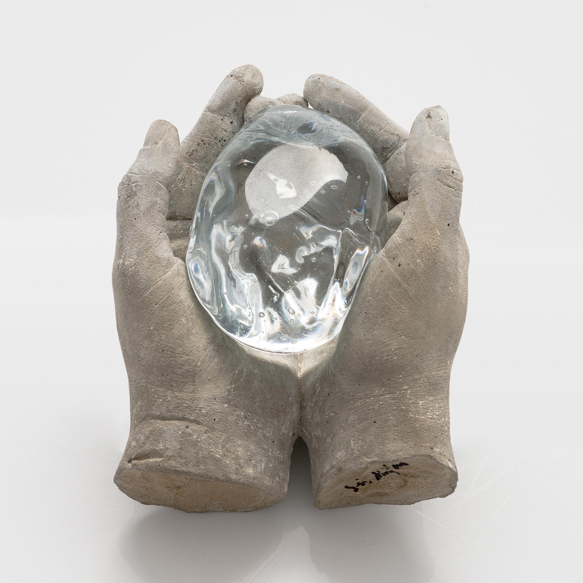 Sini Majuri, skulptur, "Crocodile's tear", signerad Sini Majuri, Suomenlinna 2022.