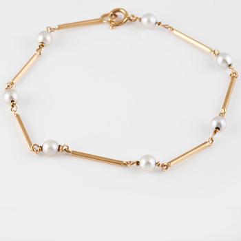 ARMBAND, 18K guld med 7 odlade pärlor, kattfotstämplat 1961. Vikt 3,7 gram.