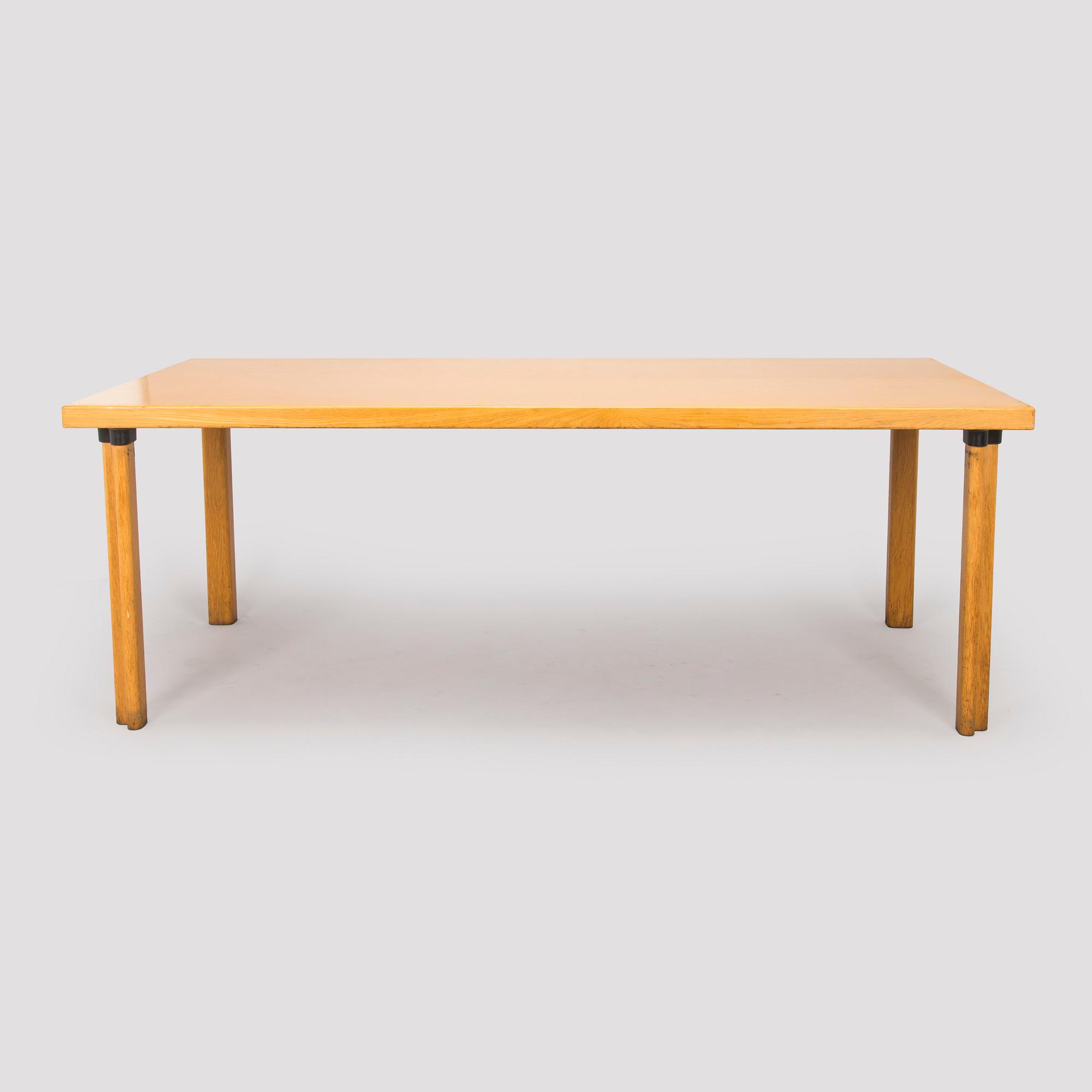 Alvar Aalto, matbord / konferensbord, modell E86, för Artek, 1900-talets senare hälft.