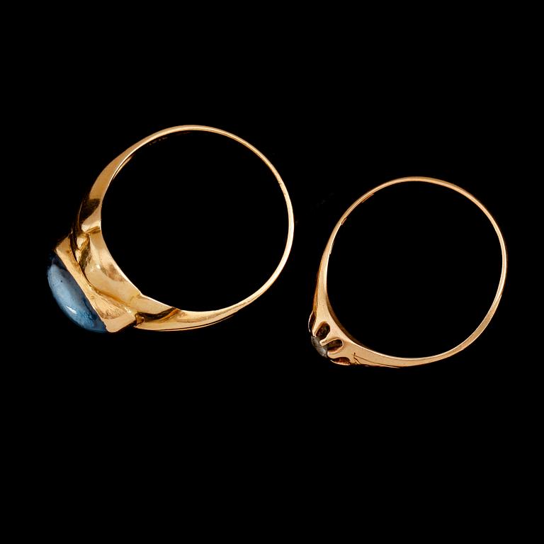 RINGAR, 2 st, 18 k guld, med blå och vita stenar. Total vikt ca 6 gram.