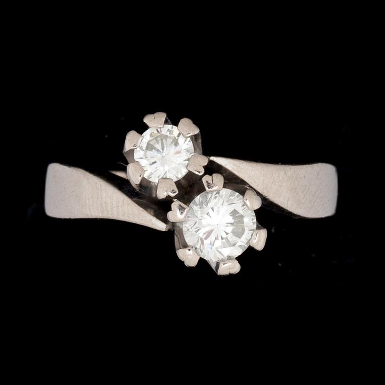 RING, 18k vitguld, 2 runda briljantslipade diamanter ca 0,50ct samt 0,26ct. Vikt ca 6,5g.