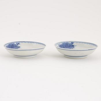 A pair of small blue and white dishes, Qing dynasty, around 1900.