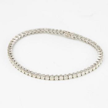 Tennis bracelet with brilliant-cut diamonds.