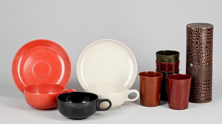 PARTI KOPPAR och MUGGAR, 7+1 delar, bakelit och plast, 1930-tal samt 1950-tal.