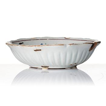 An Italian faiance basin, 17/18th century.