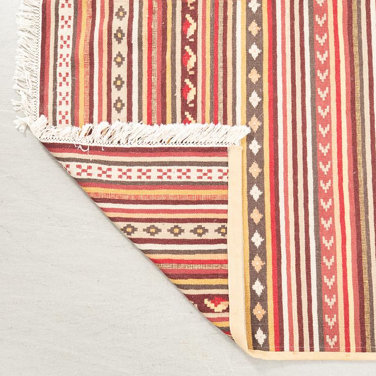 A Kilim runner carpet, ca. 304 x 99 cm.