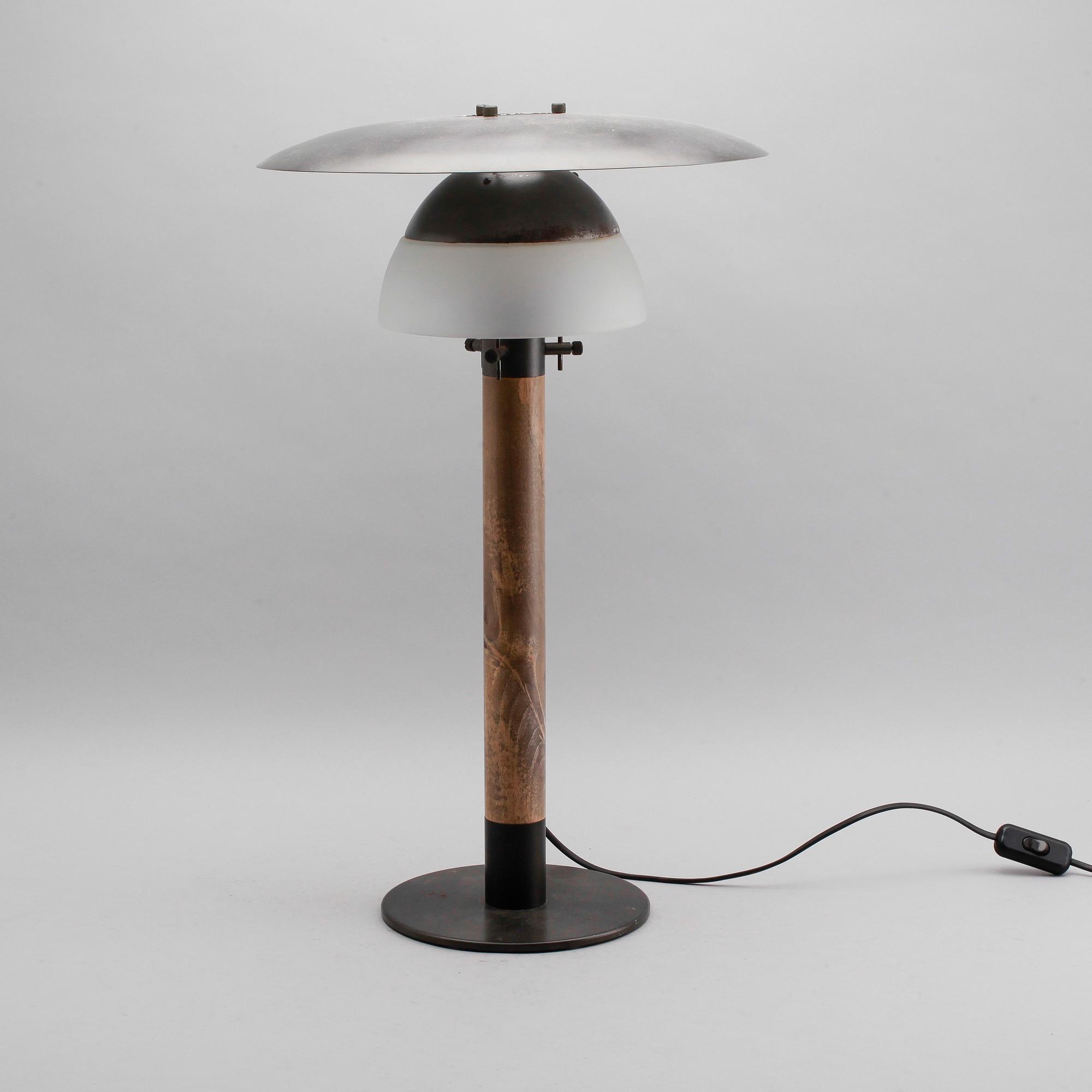 BORDSLAMPA, lackerad metall och trä, Atelje Lyktan, 1900-talets andra hälft.