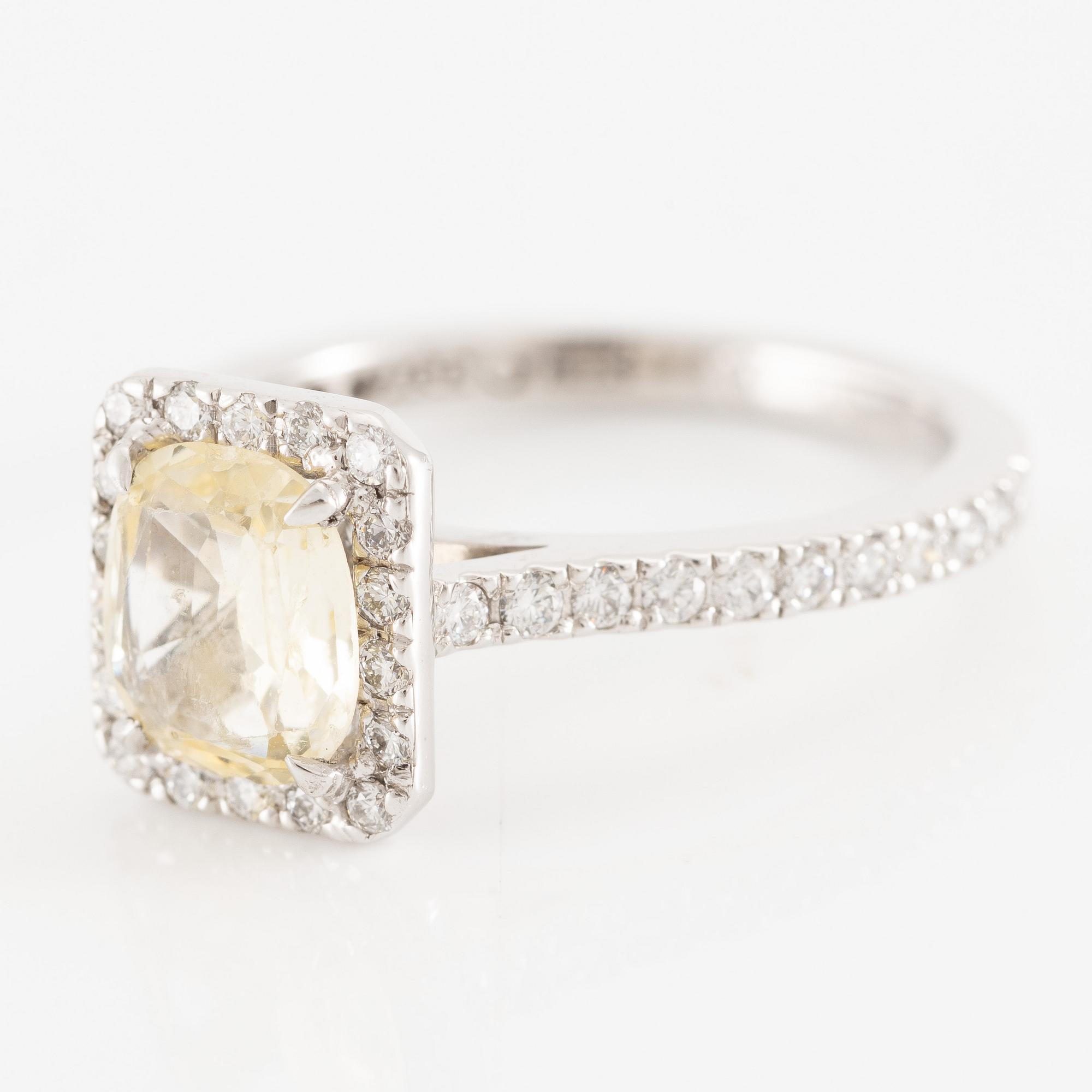 Ring in 18K white gold set with an oval-cut yellow sapphire and brilliant-cut diamonds.