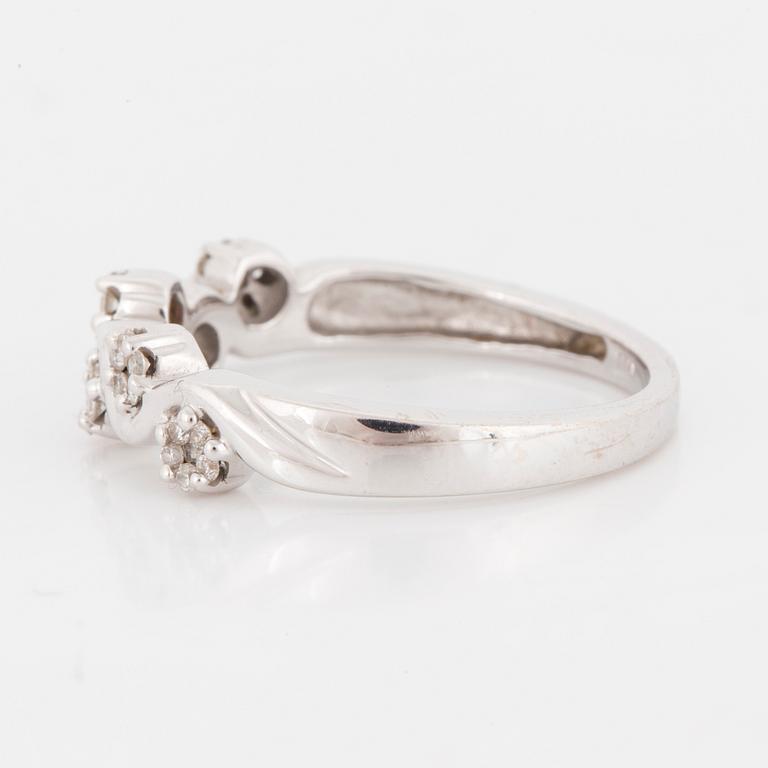 ALLIANSRING, vitguld med små briljanter i en blomsterslinga, ca 0.20 ct.