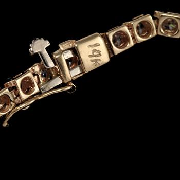 ARMBAND, 14k guld med briljantslipade diamanter, totalt ca 3.0 ct. Vikt 10 g.
