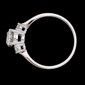 RING, 18K vitguld, briljantslipade diamanter tot ca 1.20 ct. Vikt ca 3 g.