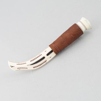 Martin Kuorak, a reindeer horn knife.