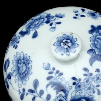 RUNDSKÅL MED LOCK, porslin, Qing dynastin, Qianlong (1736-95).