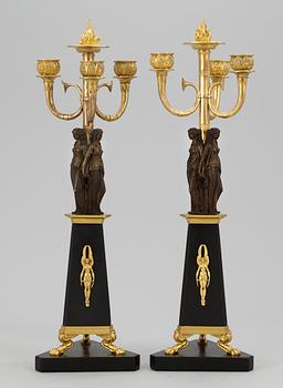 KANDELABRAR, för tre ljus, ett par. Frankrike, 1800-talets början. Empire.