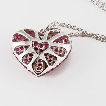 HÄNGE, 18K vitguld med fasettslipade rubiner ca 1.55 ct. Vikt 4,9 gram.
