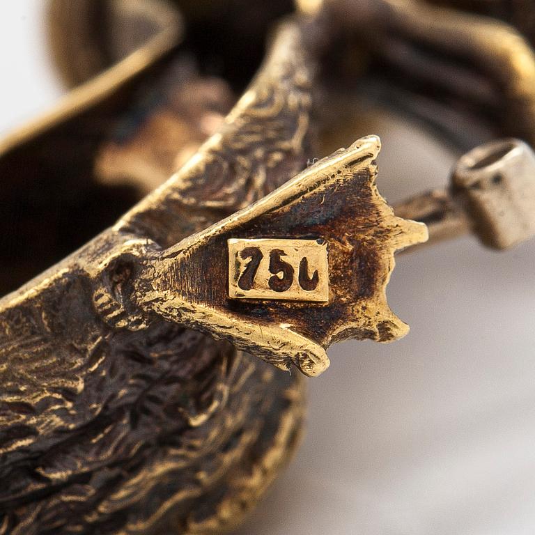 An 18K gold and diamond brooch in form of a duck.