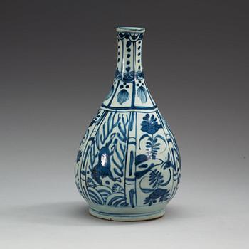 A blue and white bottle, Ming dynasty, Wanli (1572-1620).