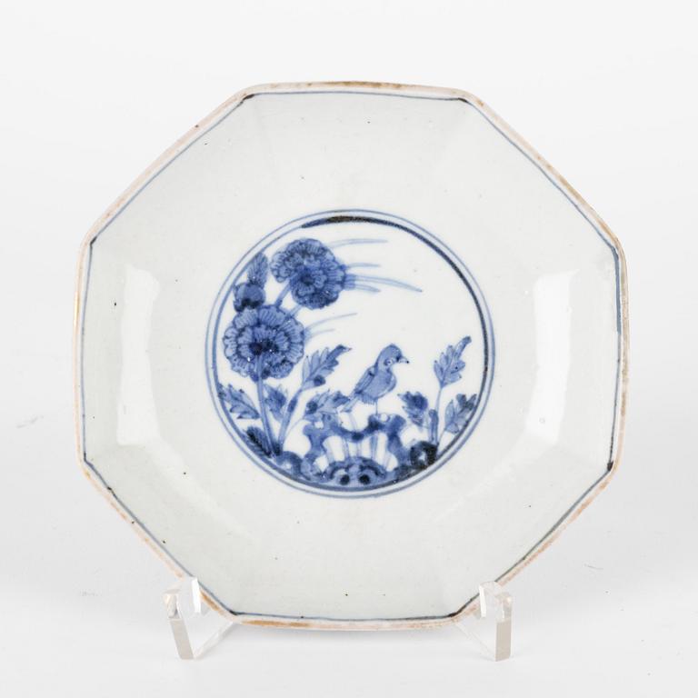 A Chinese blue and white porcelain dish, Kangxi, (1661-1722).