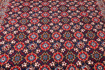 A semi-antique Varamin carpet, a. 339 x 233 cm.