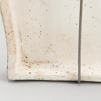 Rut Bryk, reliefi, kivitavaraa, a tergo signeerattu BRYK ja omistuskirjoituksella.