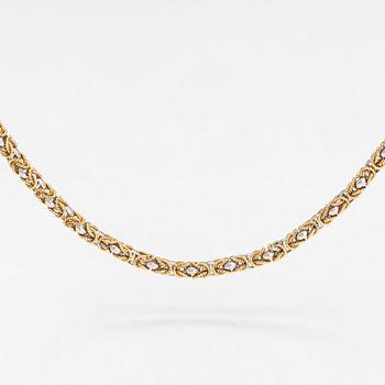 An 18K white and yellow gold necklace.