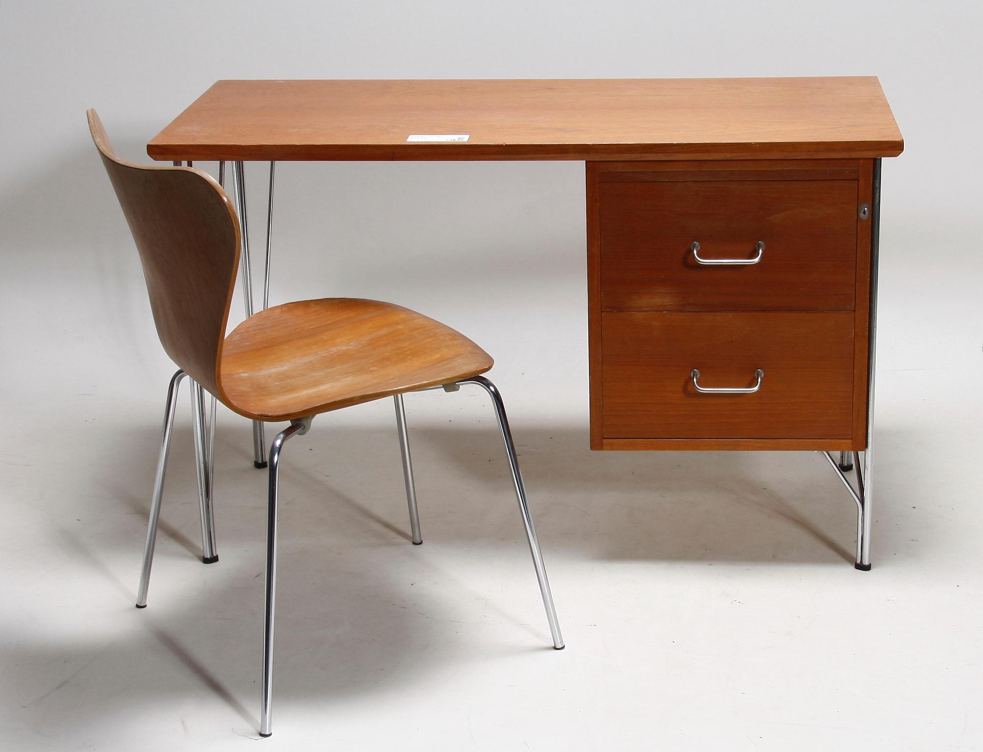 SKRIVBORD MED STOL, enligt uppgift Arne Jacobsen, 1960-tal.