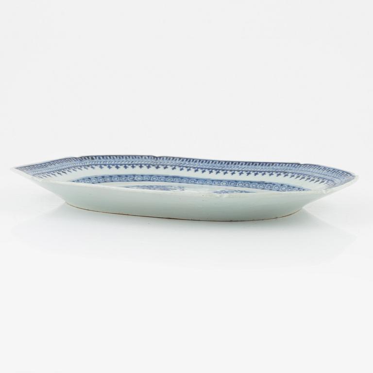 A blue and white serving dish, Qing dynasty, 18th Century.