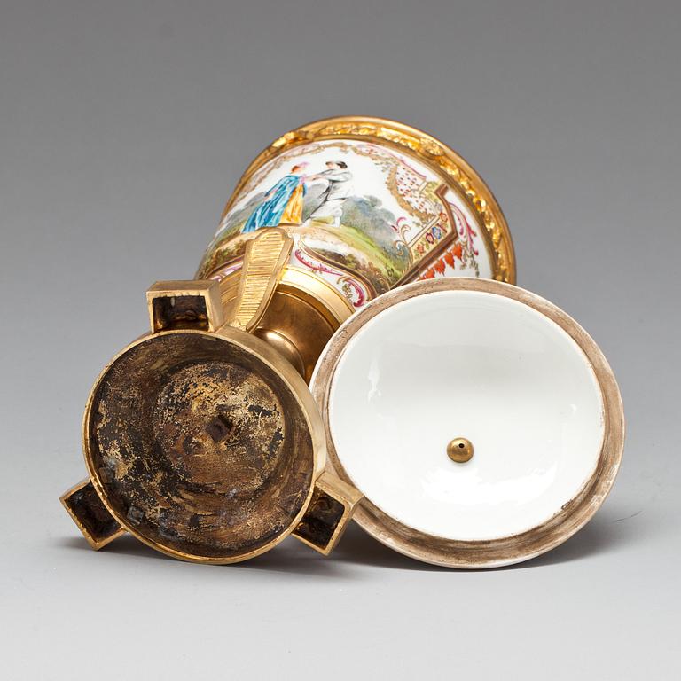 LOCKURNA, porslin och brons, empire-stil, Frankrike, 1800/1900-tal.