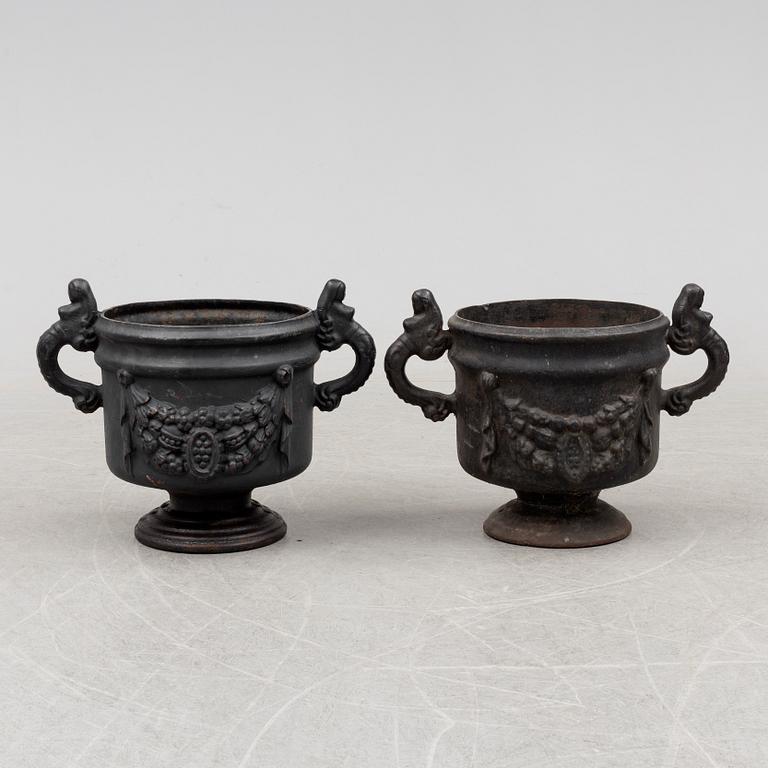 TRÄDGÅRDSURNOR, ett par, gjutjärn, Stafsjö bruk, 1900-tal.